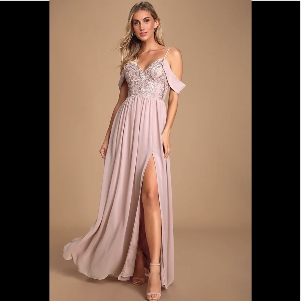 Beautiful Lulu‘s bridesmaids dress in mauve/light pink